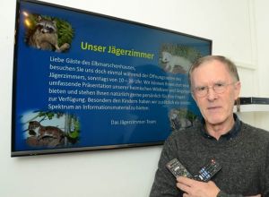 Dr. Helmut Fricke präsentiert die neue Media-Station im Elbmarschenhaus