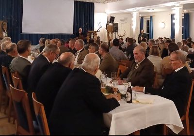 Großer Andrang: Landesjagdpräsident Wolfgang Heins betonte vor der Versammlung die Bedeutung der  Gemeinschaft