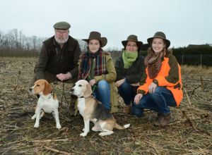 Jens, Deborah, Susanne und Julia Hackländer mit ihren Jagdhunden, den Beagles Jim und Theo