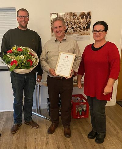 Andreas Zorn (v.l.) und Thorsten Schneidewind freuen sich über die Auszeichnung von Bürgermeisterin Henriette Krohn mit dem Umweltpreis.