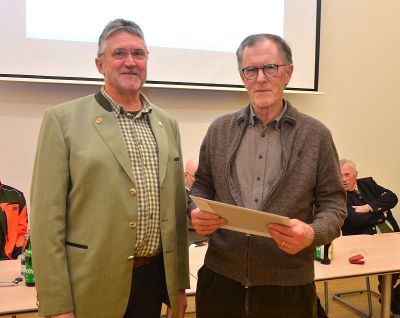 Vorsitzender Hans Wörmcke (links) bedankte sich bei Dr. Helmut Fricke für dessen jahrelangen  Einsatz im Elbmarschenhaus